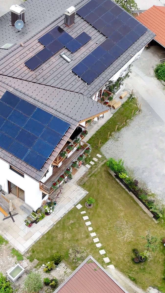 Draufsicht auf ein Wohnhaus mit einer Solaranlage