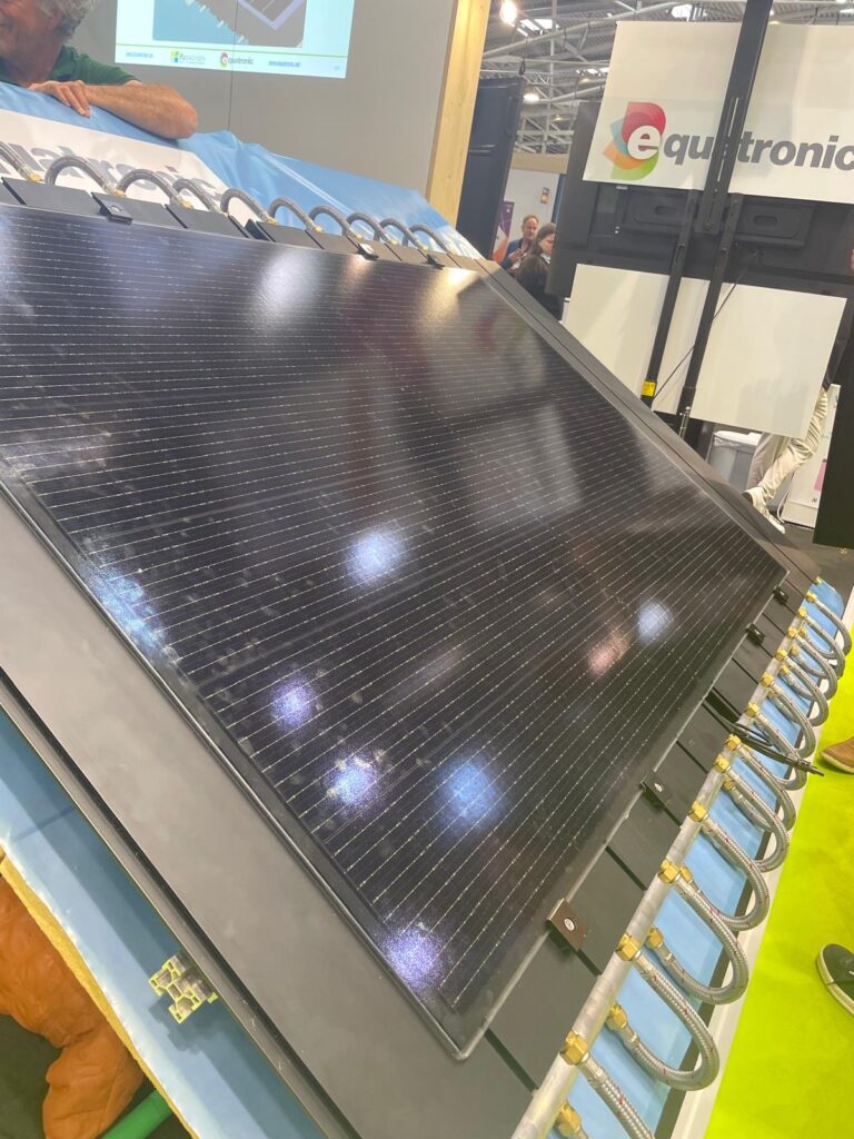 Nahaufnahme von einem PVT Modul montiert auf einem Messestand